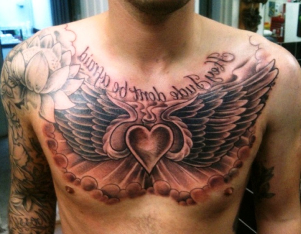 点击大图看下一张：男士胸部大气的翅膀英文纹身
