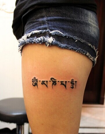 点击大图看下一张：大腿部的纹身小巧而有诱惑力图6
