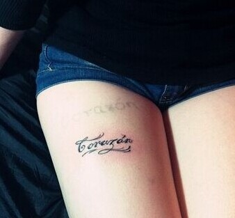 点击大图看下一张：大腿部的纹身小巧而有诱惑力图5