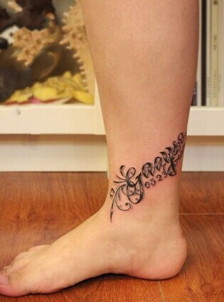 点击大图看下一张：时尚简单的脚踝英文刺青图4