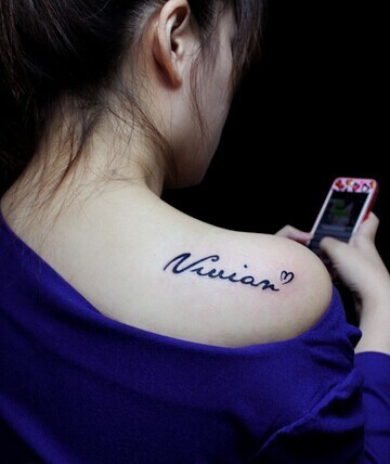 点击大图看下一张：小巧时尚的肩部英文纹身图2