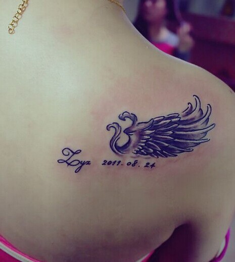 点击大图看下一张：小巧时尚的肩部英文纹身图3