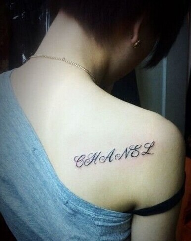 点击大图看下一张:小巧时尚的肩部英文纹身图6