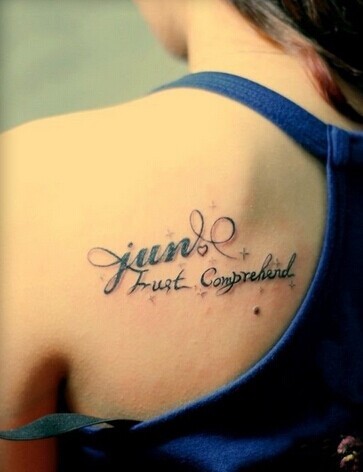 点击大图看下一张：小巧时尚的肩部英文纹身图8