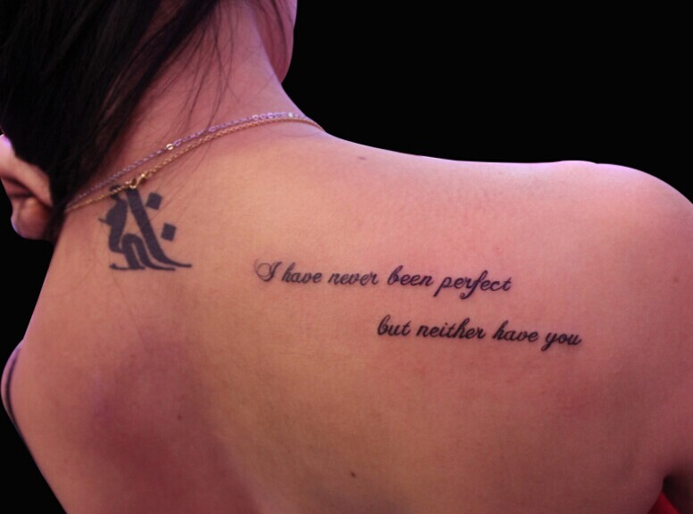 点击大图看下一张：优雅清新的肩部英文刺青图3