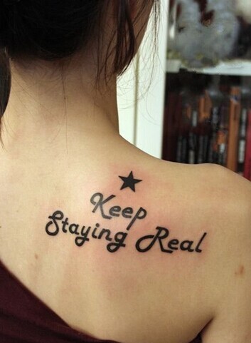 点击大图看下一张：优雅清新的肩部英文刺青图6