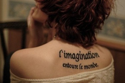 点击大图看下一张：时尚美女背部唯美的英文刺青图3