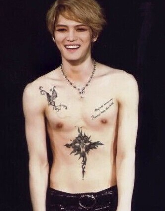 点击大图看下一张：金在中胸部时尚的英文刺青图5