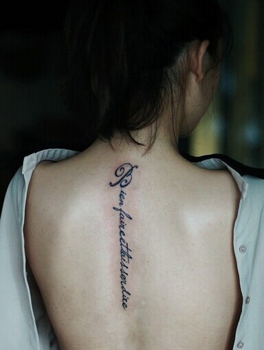 点击大图看下一张:时尚美女背部唯美的英文刺青图5