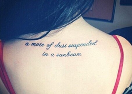 点击大图看下一张：时尚美女背部唯美的英文刺青图6