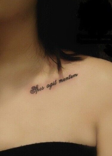 点击大图看下一张：小巧的英文刺青让锁骨更性感图6