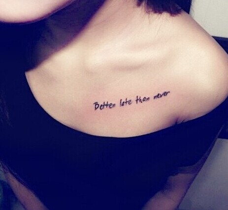 点击大图看下一张：小巧的英文刺青让锁骨更性感图8