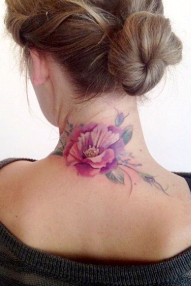 点击大图看下一张：女性颈部漂亮的花朵纹身