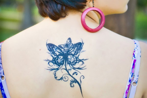 点击大图看下一张：背部时尚漂亮的蝴蝶纹身