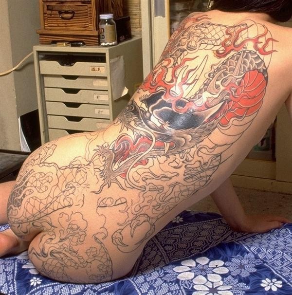 点击大图看下一张：日本黑社会女老大  全裸纹身图片图3