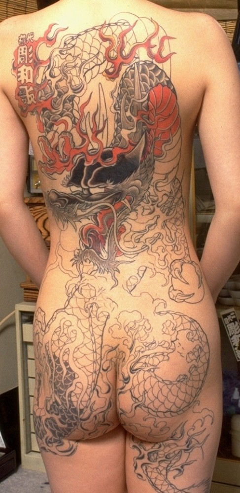 点击大图看下一张：日本黑社会女老大  全裸纹身图片图2