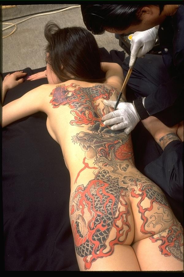 点击大图看下一张：日本黑社会女老大  全裸纹身图片图7