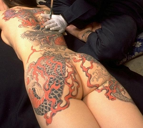 点击大图看下一张：日本黑社会女老大  全裸纹身图片图6