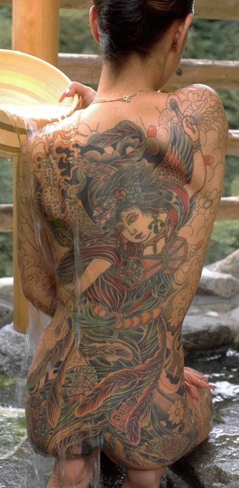 点击大图看下一张：日本黑社会女老大  全裸纹身图片图8