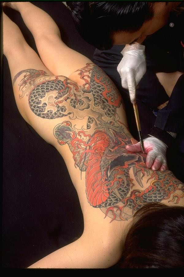 点击大图看下一张：日本黑社会女老大  全裸纹身图片图10