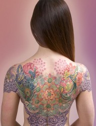 女性背部好看的蝴蝶花朵纹身