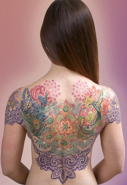 点击大图看下一张：女性背部好看的蝴蝶花朵纹身