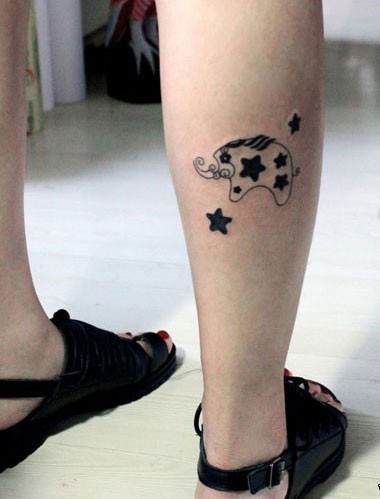 点击大图看下一张：女性小腿上一款小清新小象纹身