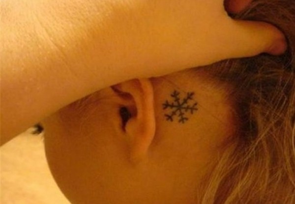 点击大图看下一张：女性耳根后雪花简约漂亮刺青