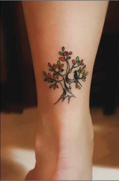 点击大图看下一张：女性脚部彩色小树漂亮刺青