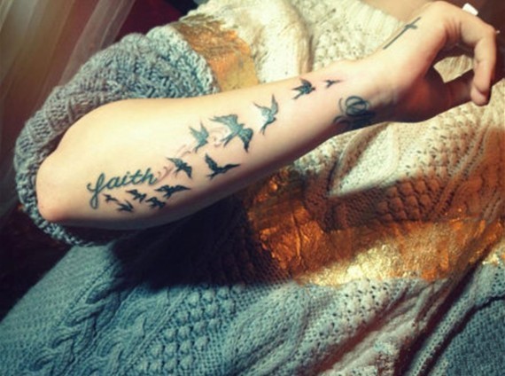 点击大图看下一张：女性手臂黑色小鸟独特英文漂亮刺青