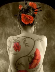 女士后背美女满背鲜红的花朵纹身图案