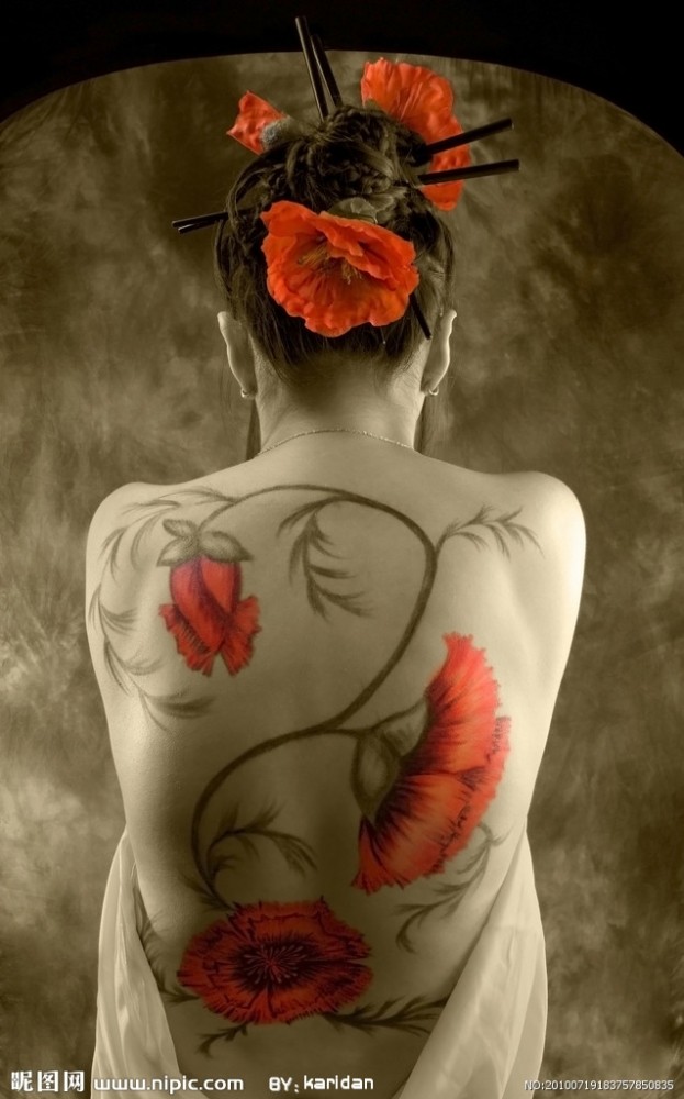 点击大图看下一张：女士后背美女满背鲜红的花朵纹身图案