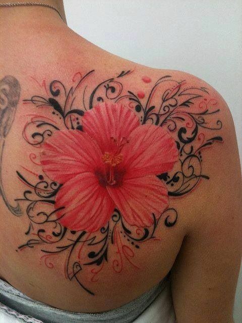 点击大图看下一张：女性肩部开的灿烂的花朵