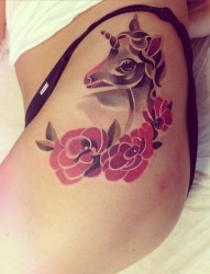 女性腿部漂亮的独角兽花朵纹身