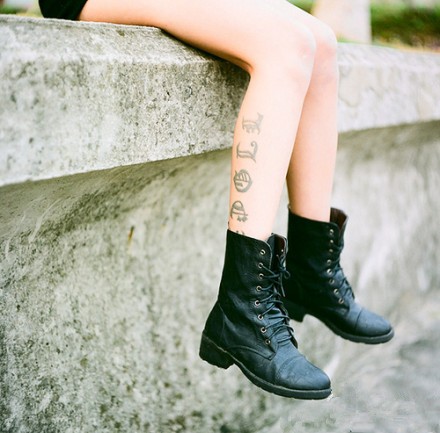 点击大图看下一张：女性腿部独特字符时尚刺青