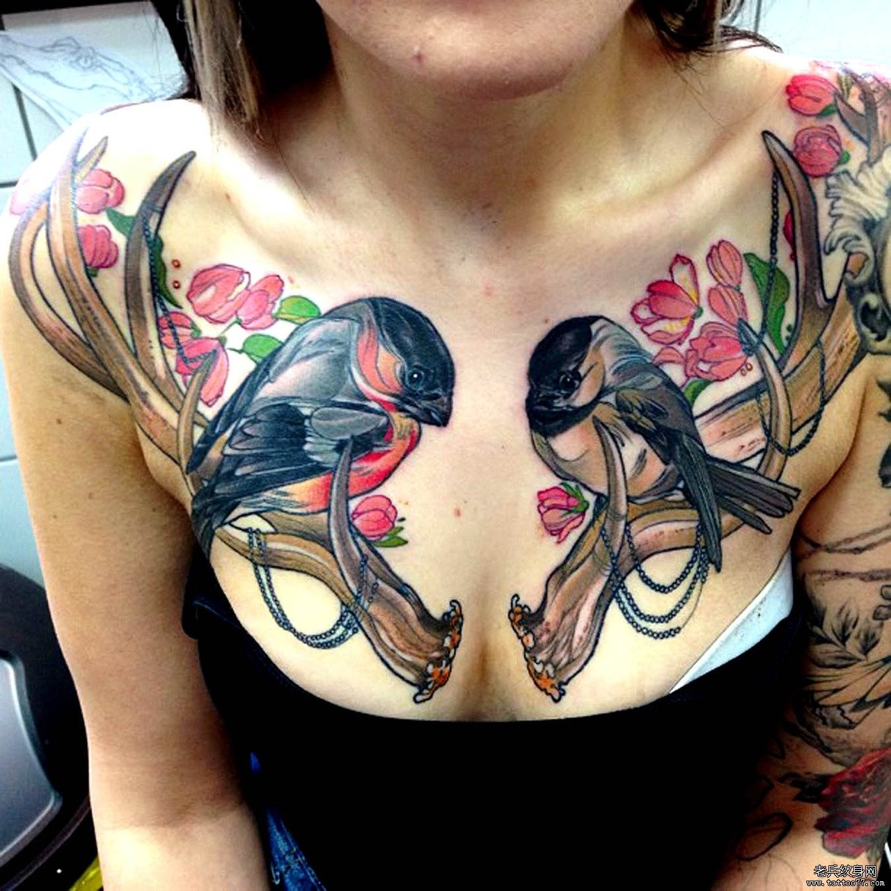 点击大图看下一张：女性胸部漂亮的小鸟纹身