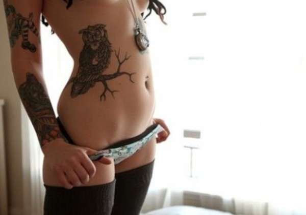 点击大图看下一张：性感女性腰部老鹰独特刺青
