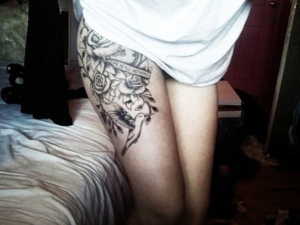 点击大图看下一张：女性腿部黑白玫瑰花欧美创意刺青