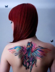 女性背部一款彩色的小飞马纹身图案