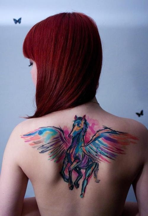 点击大图看下一张：女性背部一款彩色的小飞马纹身图案