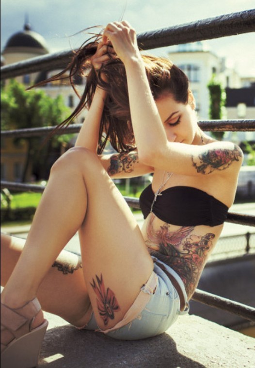 点击大图看下一张：欧美女性腰部彩色独特欧美刺青