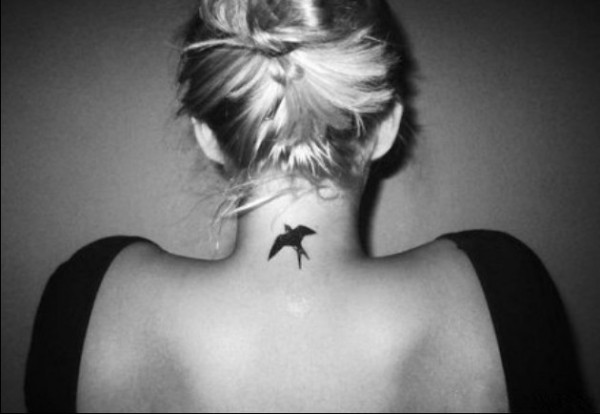 点击大图看下一张：欧美女性颈部黑色燕子漂亮刺青