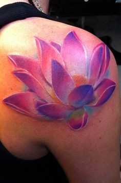 点击大图看下一张：肩部漂亮唯美的莲花纹身