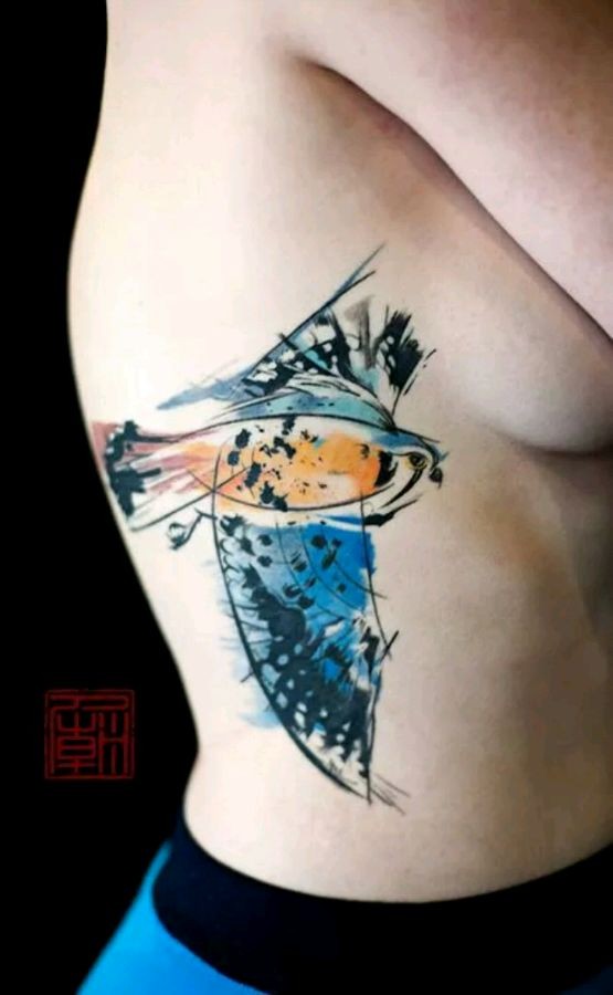 点击大图看下一张：女性腰部抽象的小鸟纹身
