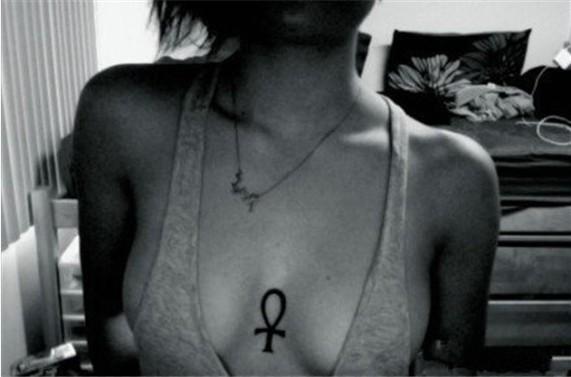 点击大图看下一张：女性胸部独特钥匙性感刺青