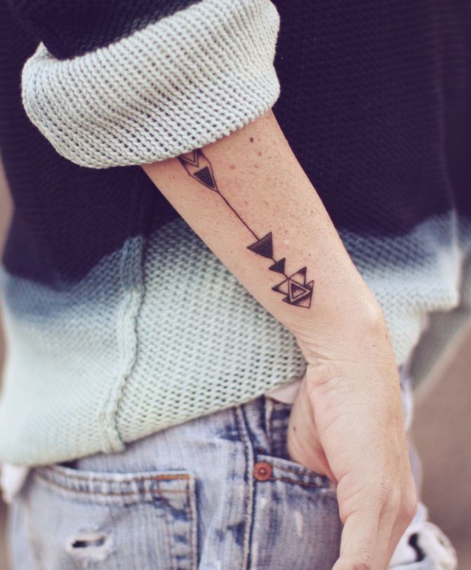 点击大图看下一张：女性手臂独特黑白箭头时尚创意刺青