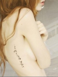 女性裸背脊柱独特英文时尚刺青