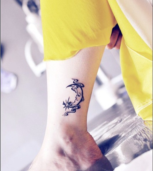 点击大图看下一张：女性脚部月亮图腾刺青
