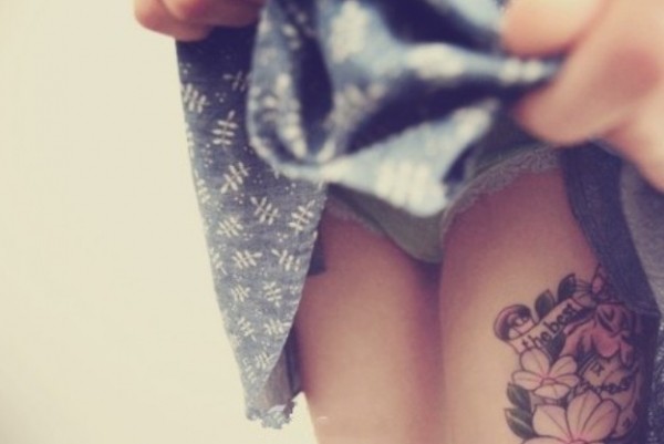 点击大图看下一张：女性腿部彩色花性感刺青