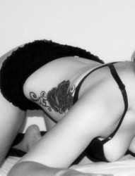 女性腰部黑白玫瑰藤蔓性感刺青